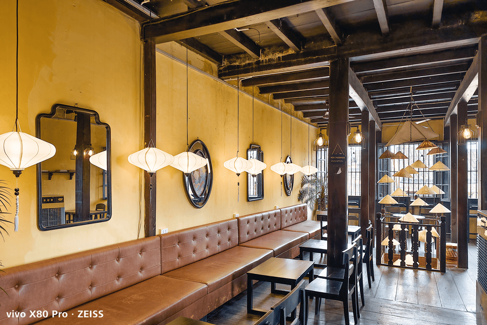 Faifo Coffee nổi bật với tường v&agrave;ng v&agrave; cửa sổ gỗ cổ k&iacute;nh mang đậm chất Hội An (Nguồn: Faifo Coffee)